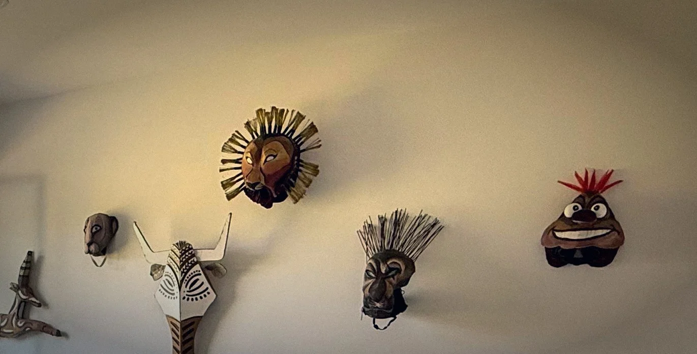 Dettaglio di una parete della sala Hakuna